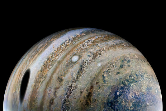 Juno capture l'ombre de la lune sur Jupiter